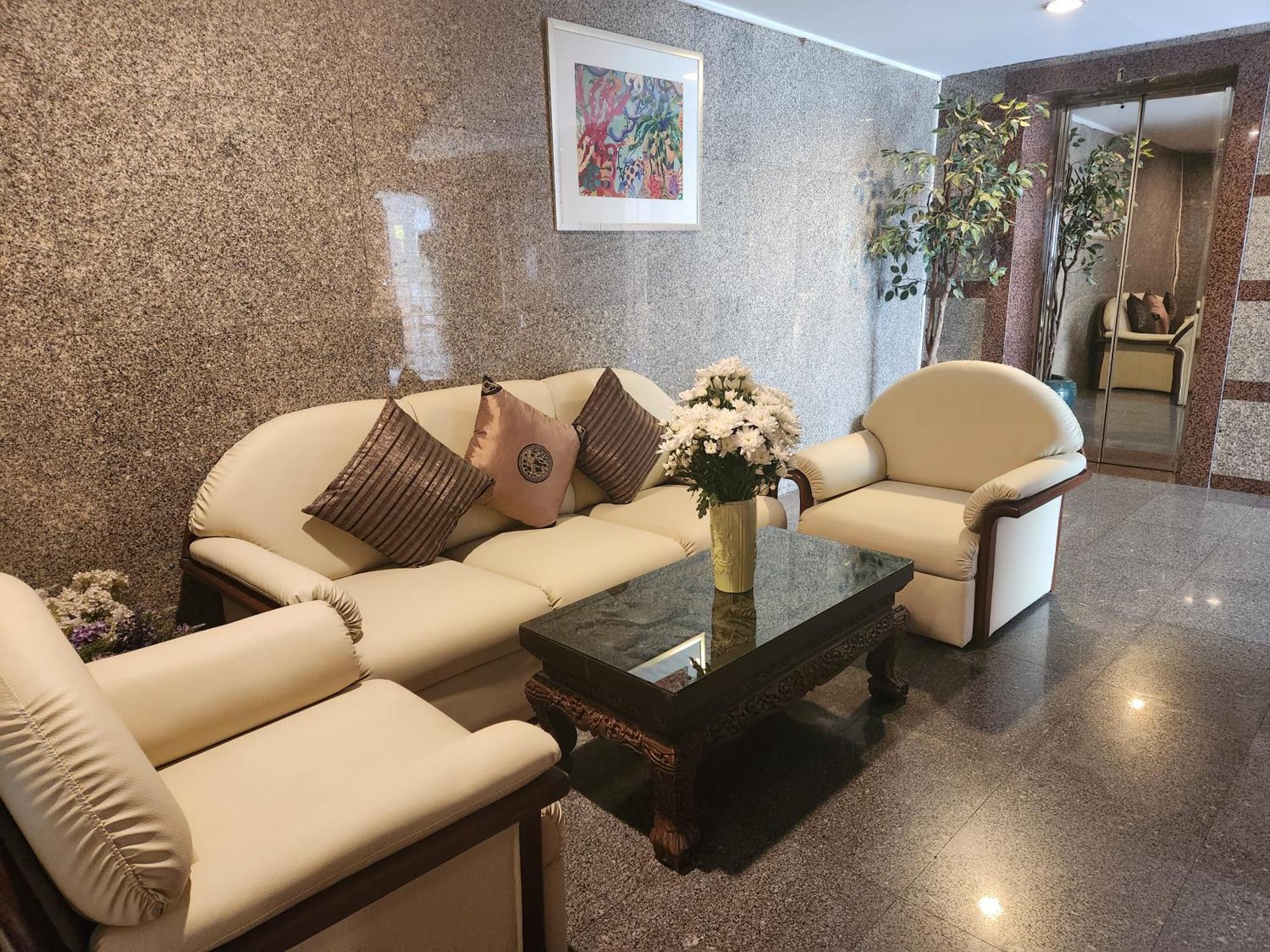 Interchange Tower Serviced Apartment - Sha Extra Plus Bangkok Exterior photo