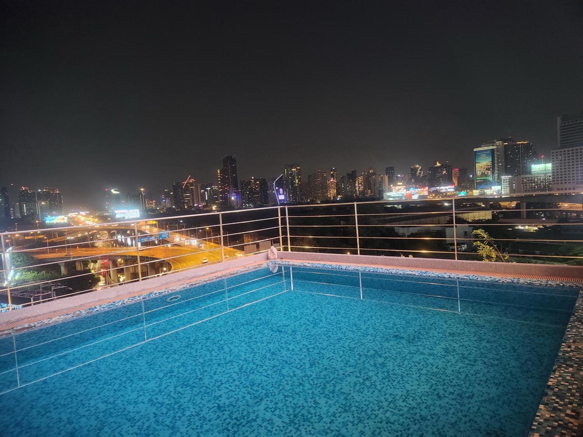 Interchange Tower Serviced Apartment - Sha Extra Plus Bangkok Exterior photo