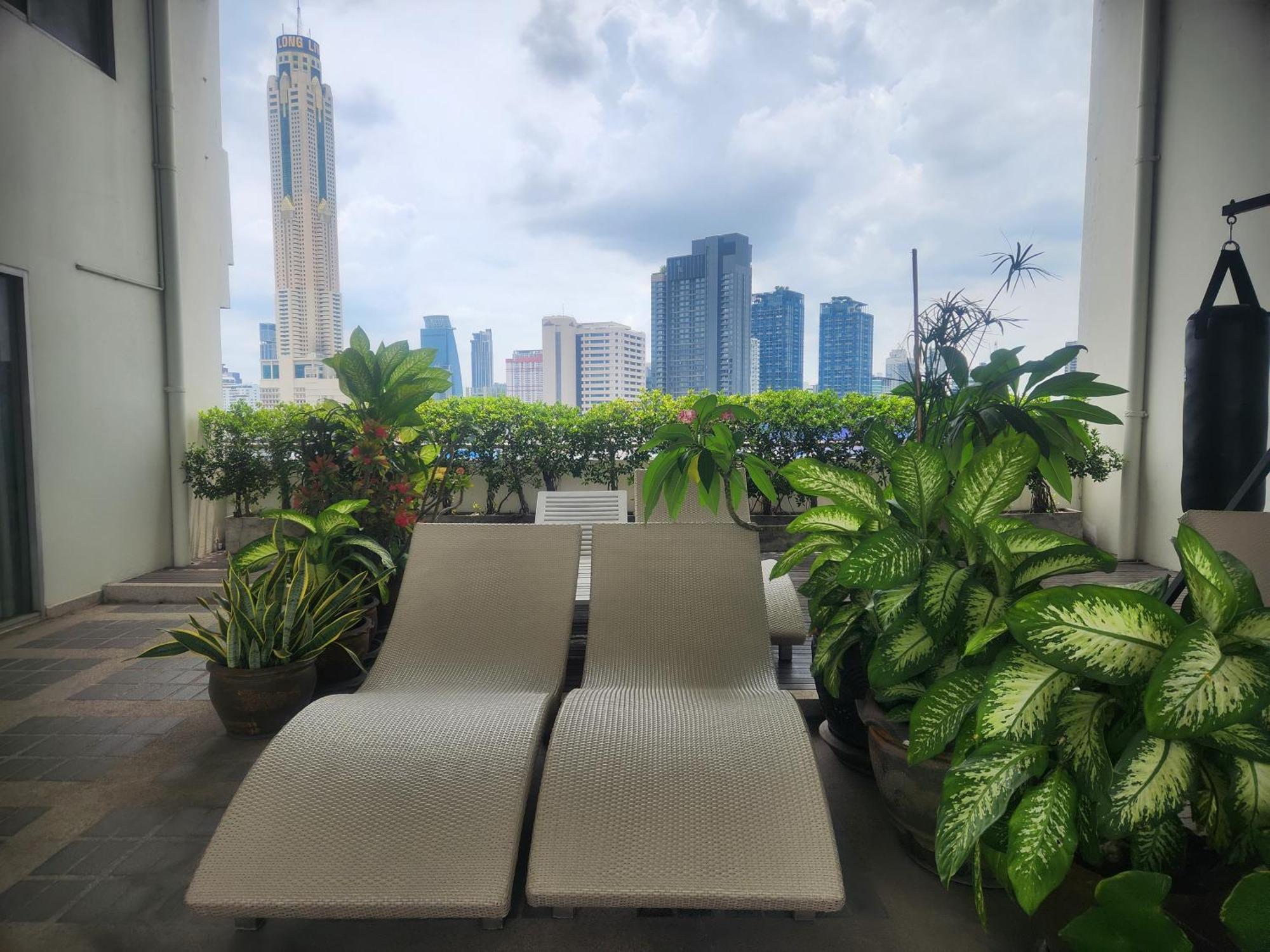 Interchange Tower Serviced Apartment - Sha Extra Plus Bangkok Exterior photo